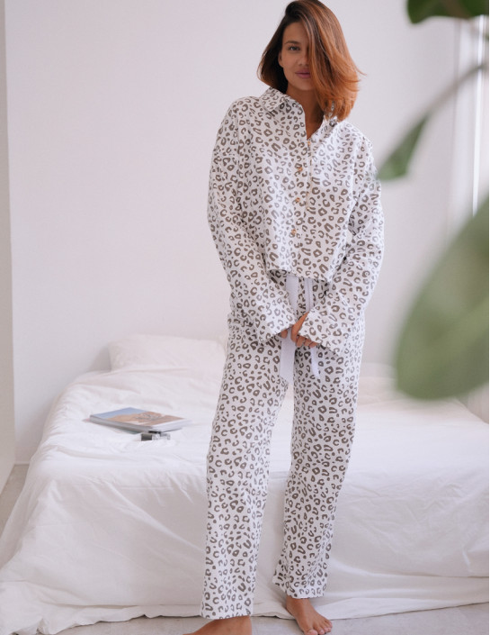 Set: Cropped Flannel Shirt and Pants in White with a print