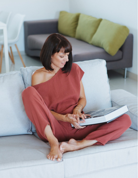 Brickcolor muslin T-shirt with an asymmetrical neckline