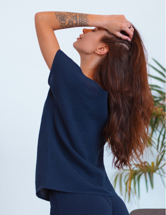 Dark blue muslin T-shirt with an asymmetrical neckline