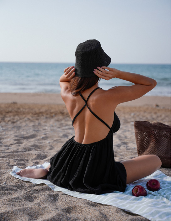 Open-back dress in Black