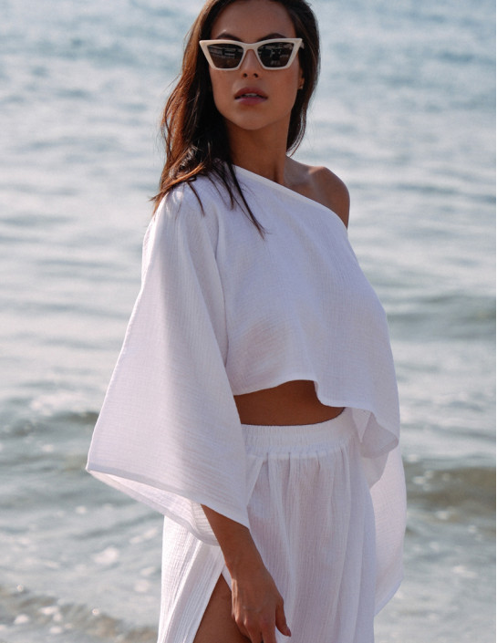 White longsleeve with wide sleeves