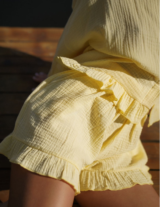 Set: ruffle shirt and muslin pocket shorts; yellow