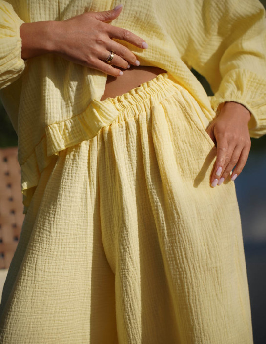 Set: ruffle shirt and muslin pocket pants; yellow