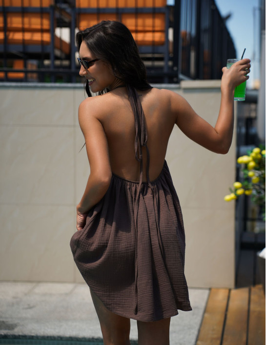 Open-back dress in Chocolate